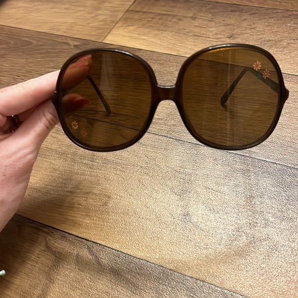 Women’s vintage 1970s sunglasses. - Picture 5 of 5